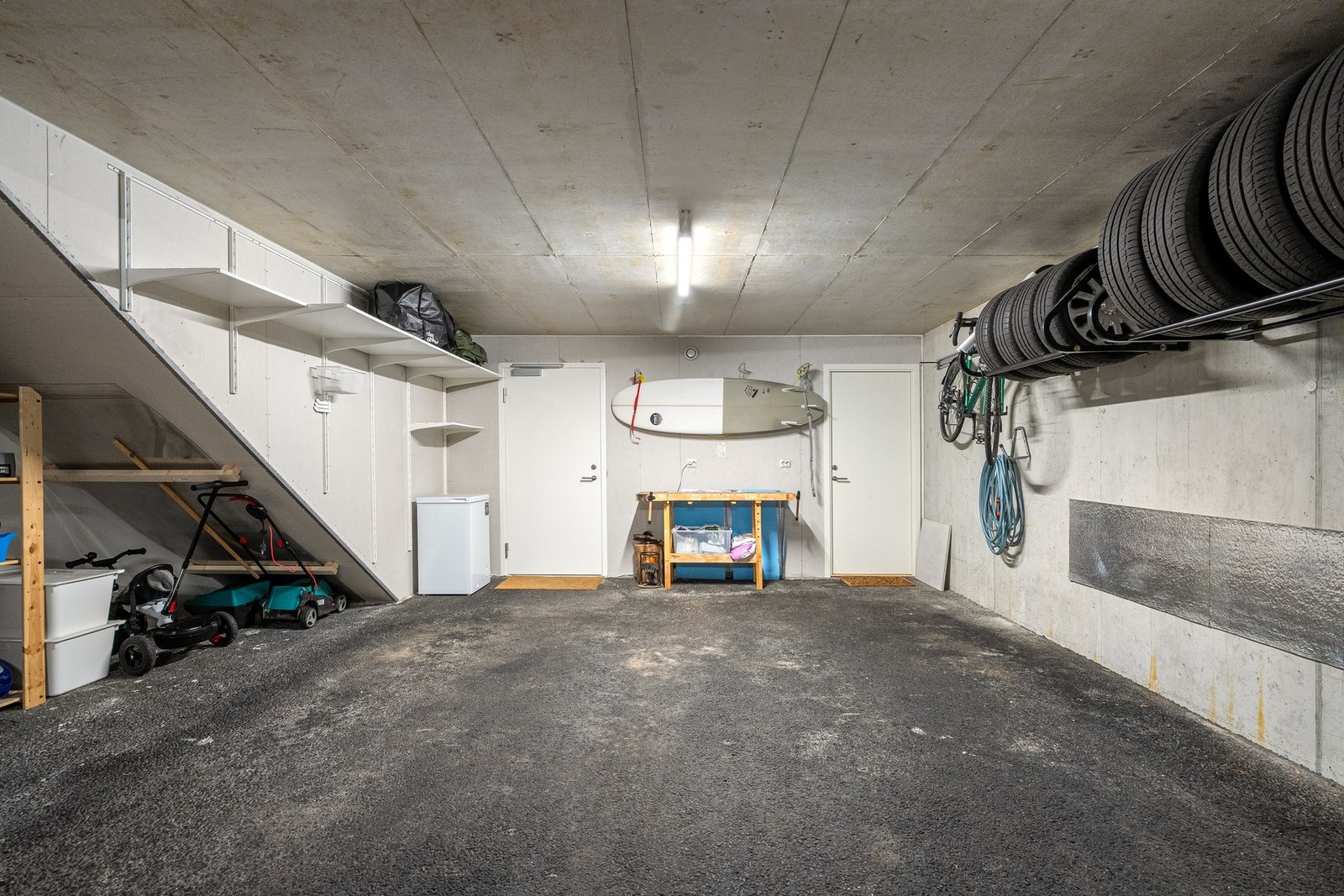Fra parkeringsplassen er det videre adkomst til sportsbod og gang/trapp til utsiden av boligen. Galleribilde