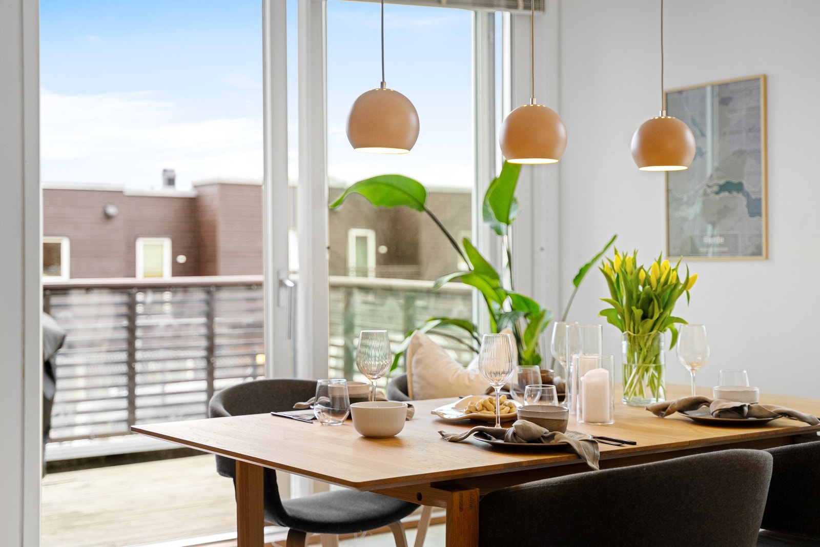 Det er god plass til ønsket spisegruppe. Galleribilde