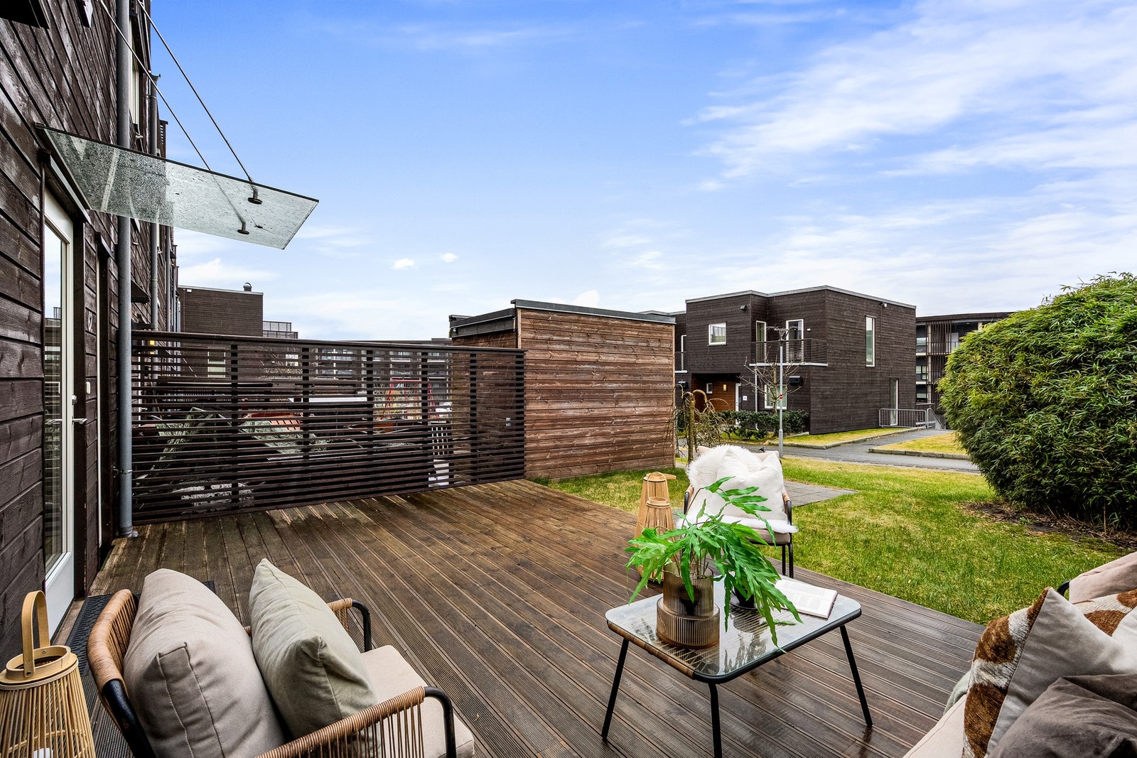 Solrikt og pent opparbeidet uteområde med terrasse, hage og beplantning. Galleribilde