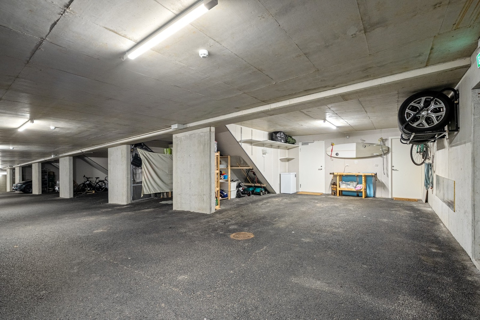 Parkering i felles garasjeanlegg under boligen, med plass til to biler. Fra garasjen går man tørrskodd inn i boligen. Galleribilde