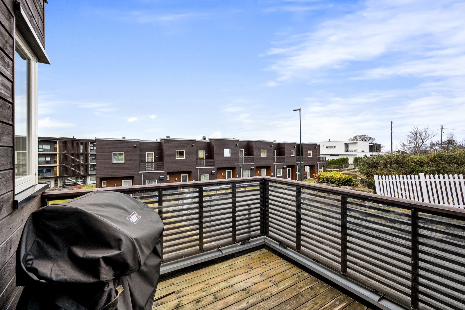 Sørvendt terrasse med plass til grill og utemøblement. Galleribilde