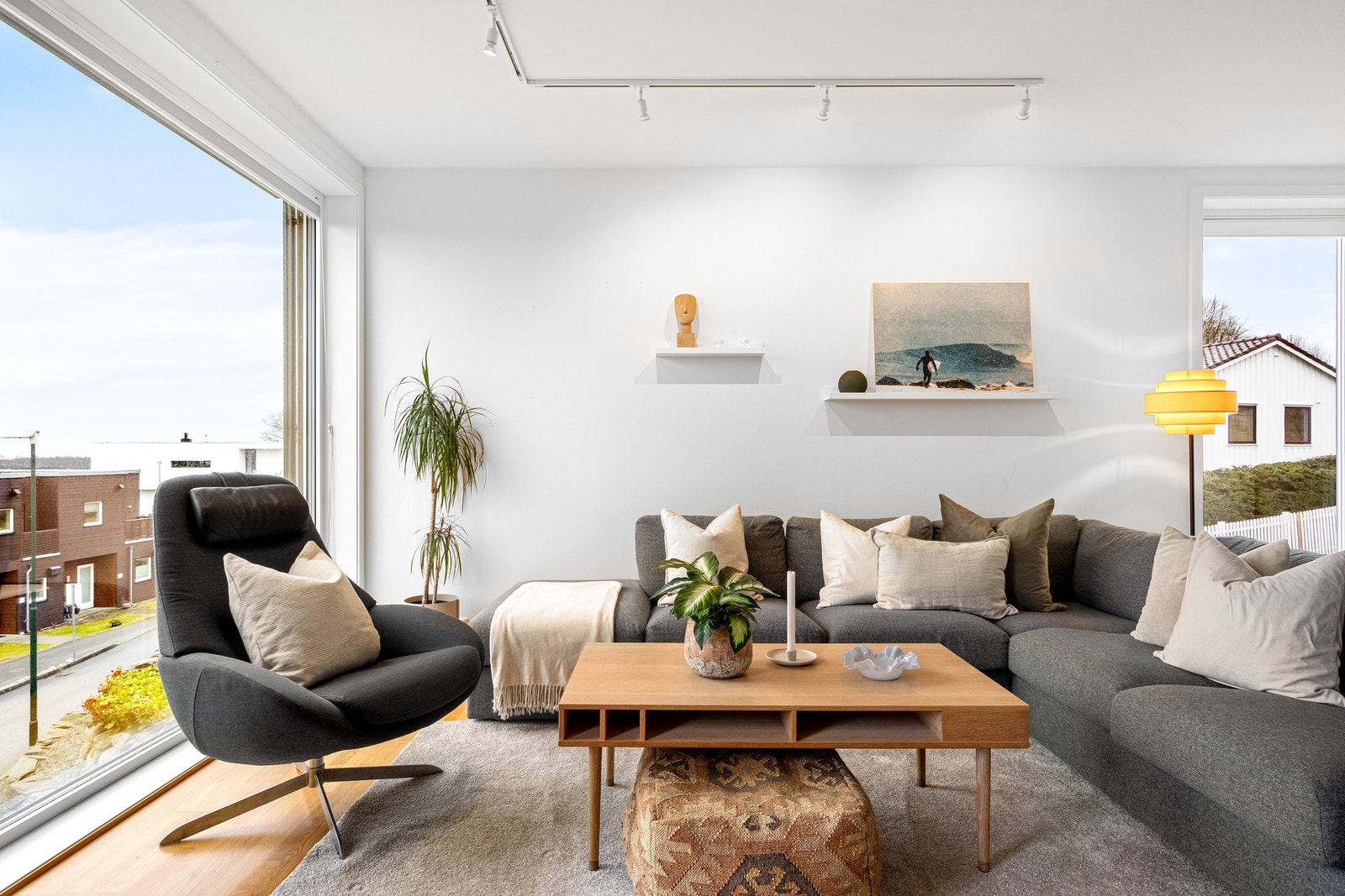 Boligen er malt i lyse farger og har listefri overgang mellom vegg og himling. Galleribilde