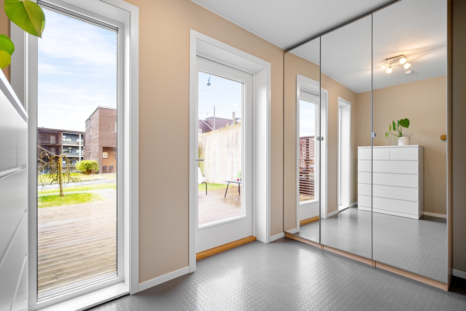 Fra gangen er det utgang til stort uteområde. Galleribilde