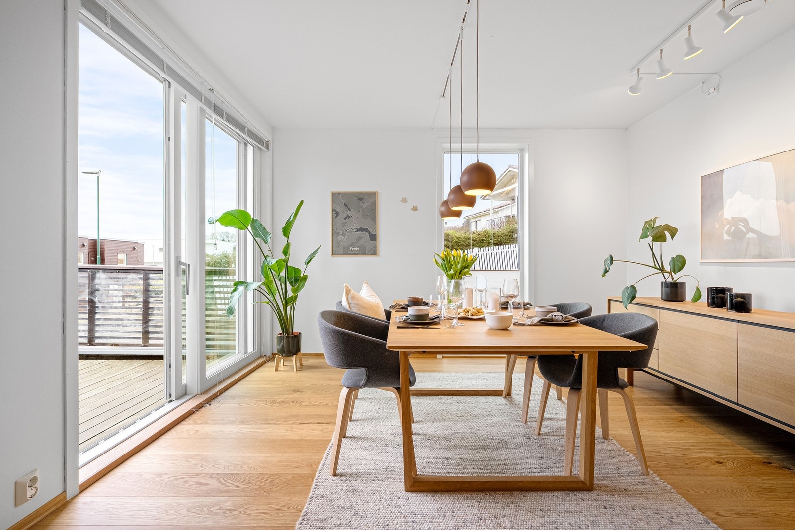 Fra stuen er det utgang til terrasse. Galleribilde
