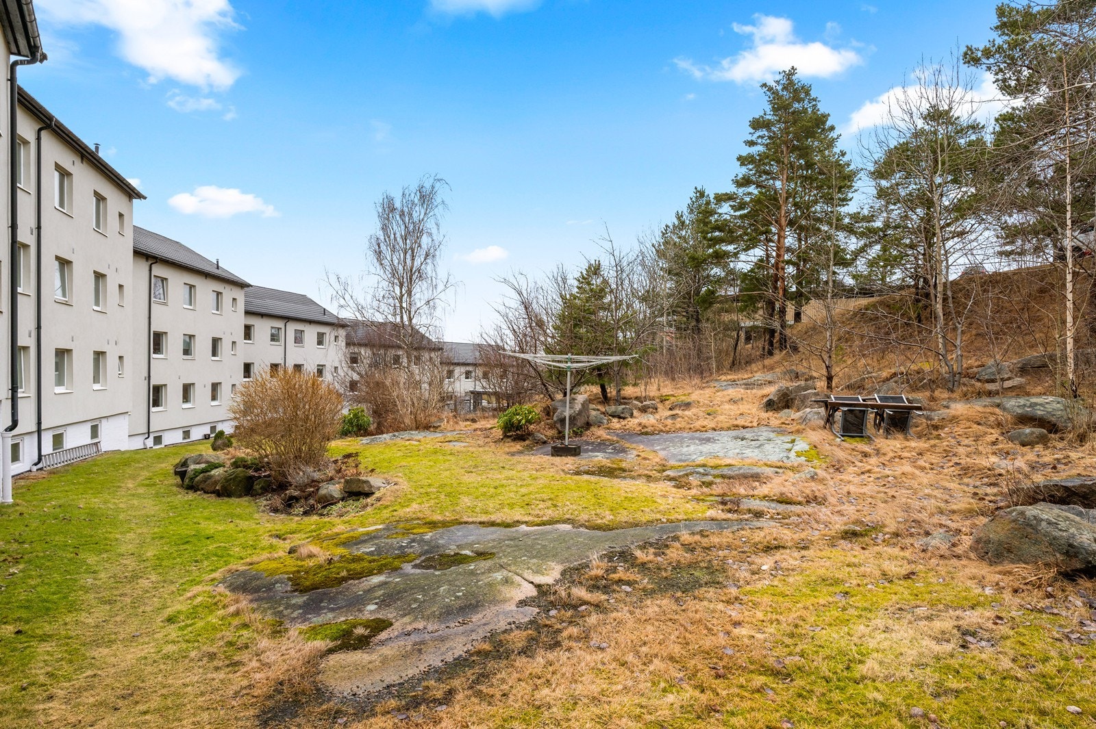 Eiendommen er opparbeidet med plenarealer og busker, og har ellers naturtomt. Galleribilde