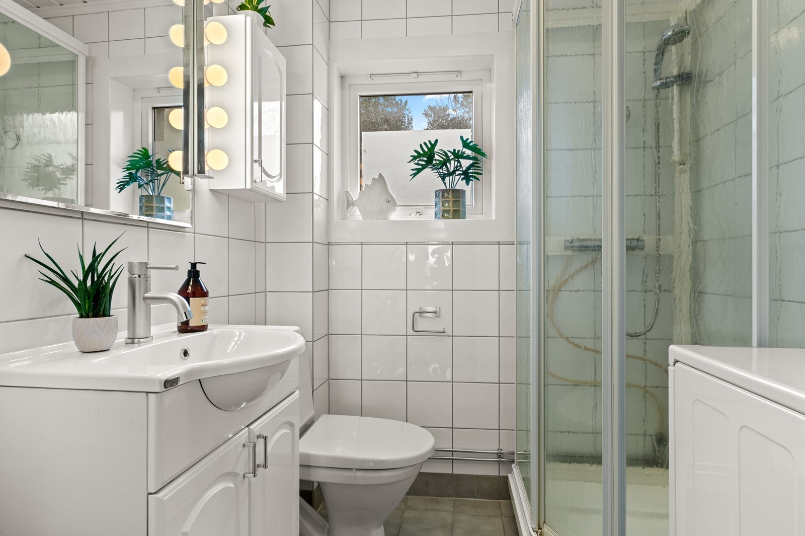 Flislagt baderom med elektrisk gulvvarme for god komfort. Galleribilde