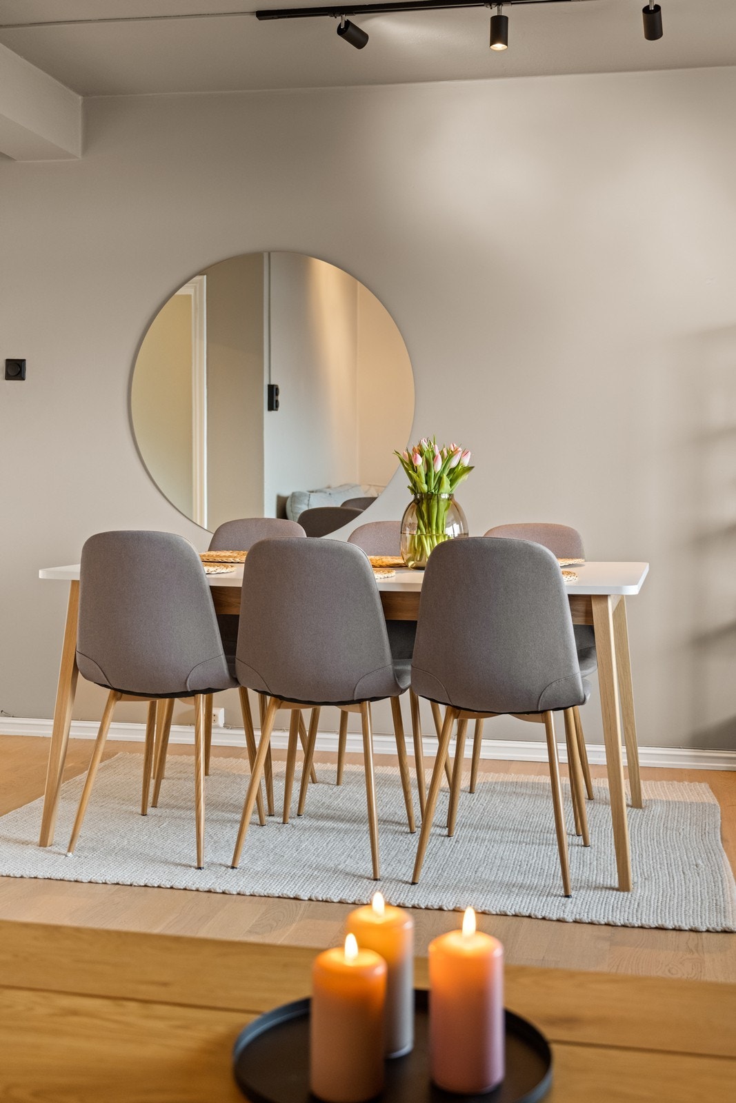 Spisestuen er en naturlig del av det åpne stuerommet. Galleribilde