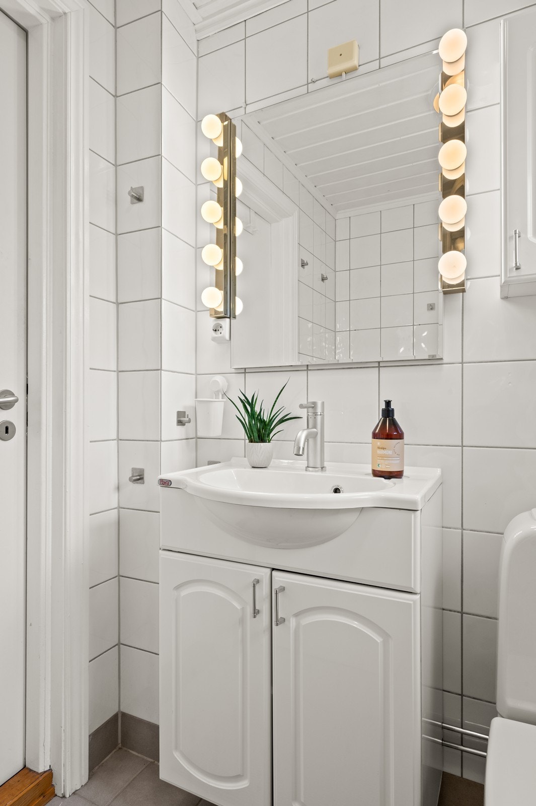 Taket på badet er utført med panel og ble malt i 2025. Galleribilde