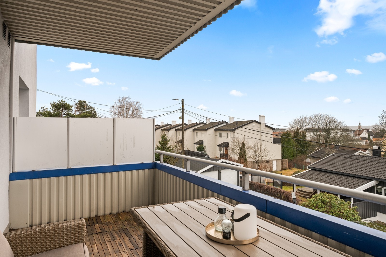 Balkongen er bygget med en solid stålkonstruksjon og rekkverk kledd med plater. Galleribilde