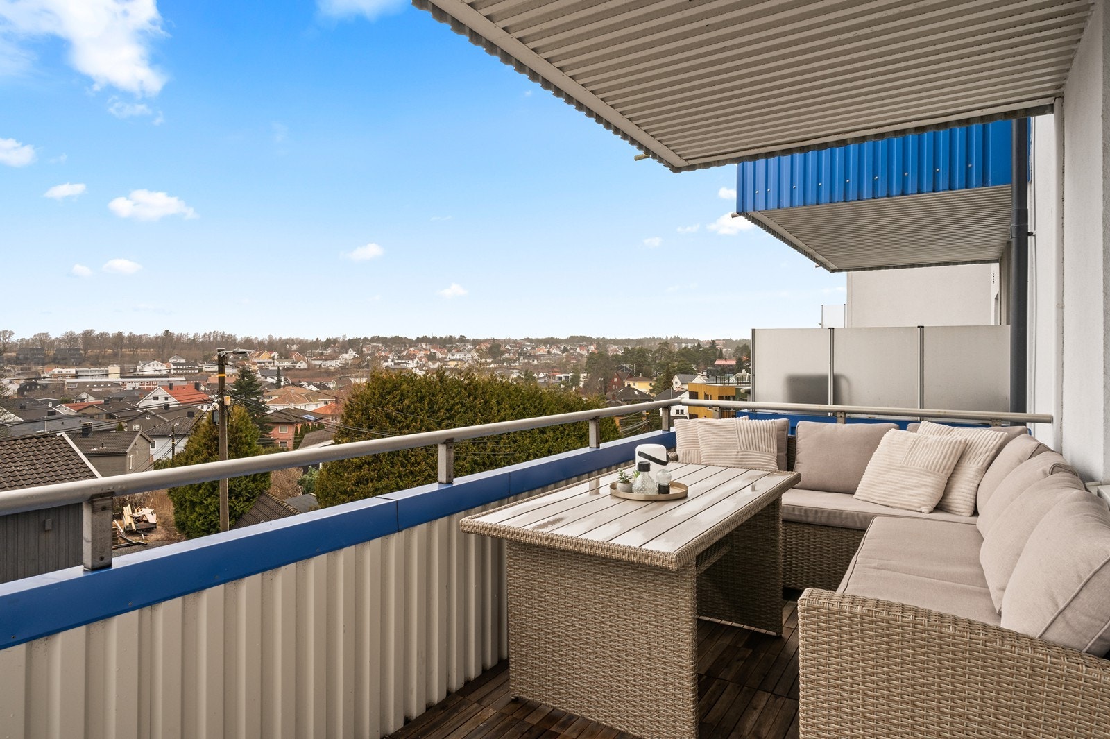 Den hyggelige balkongen på 8 m² har plass til en sittegruppe og er belagt med trefliser. Galleribilde