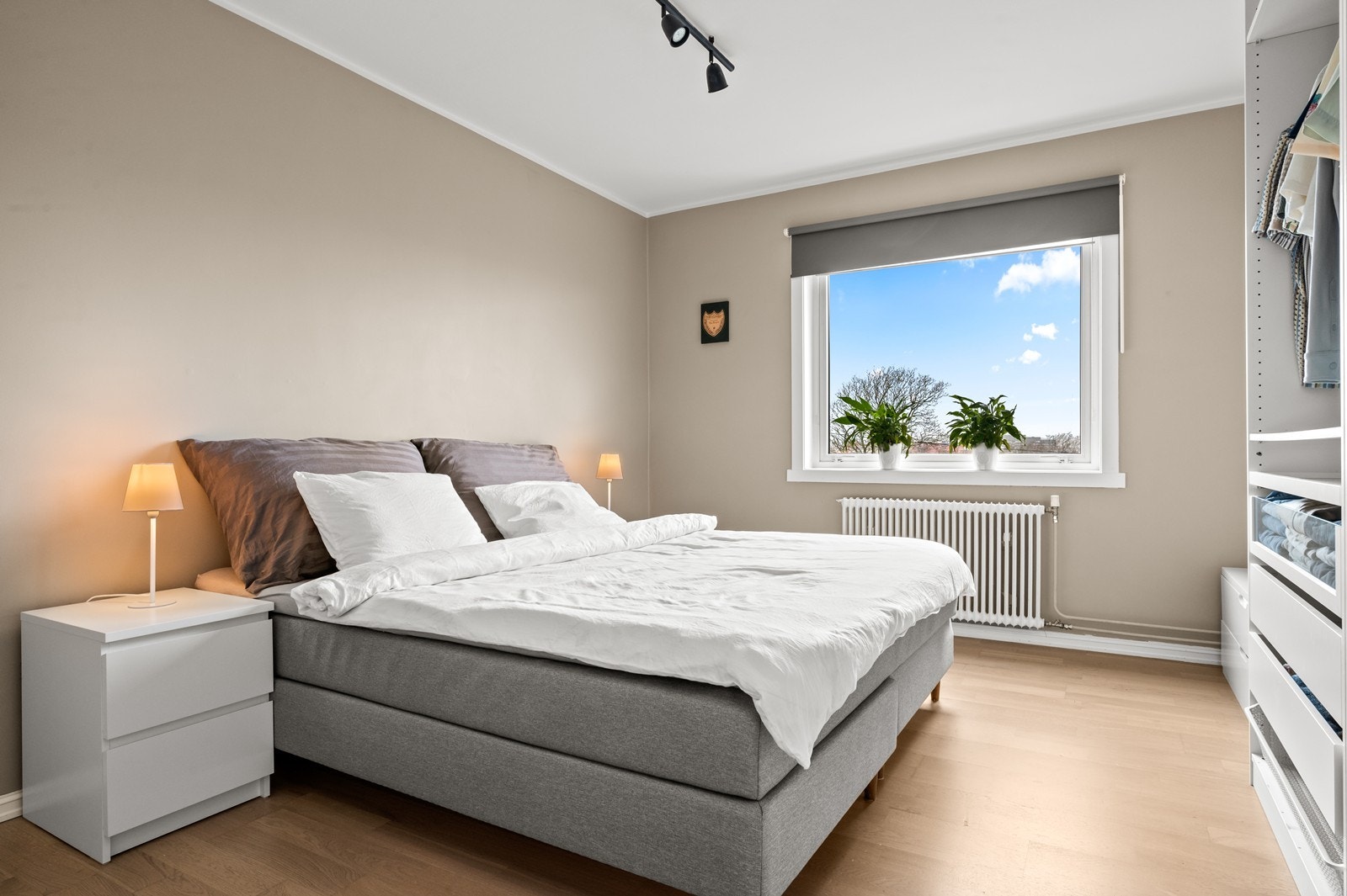 Hovedsoverommet har også parkett på gulvet og veggene ble malt i 2025. Galleribilde