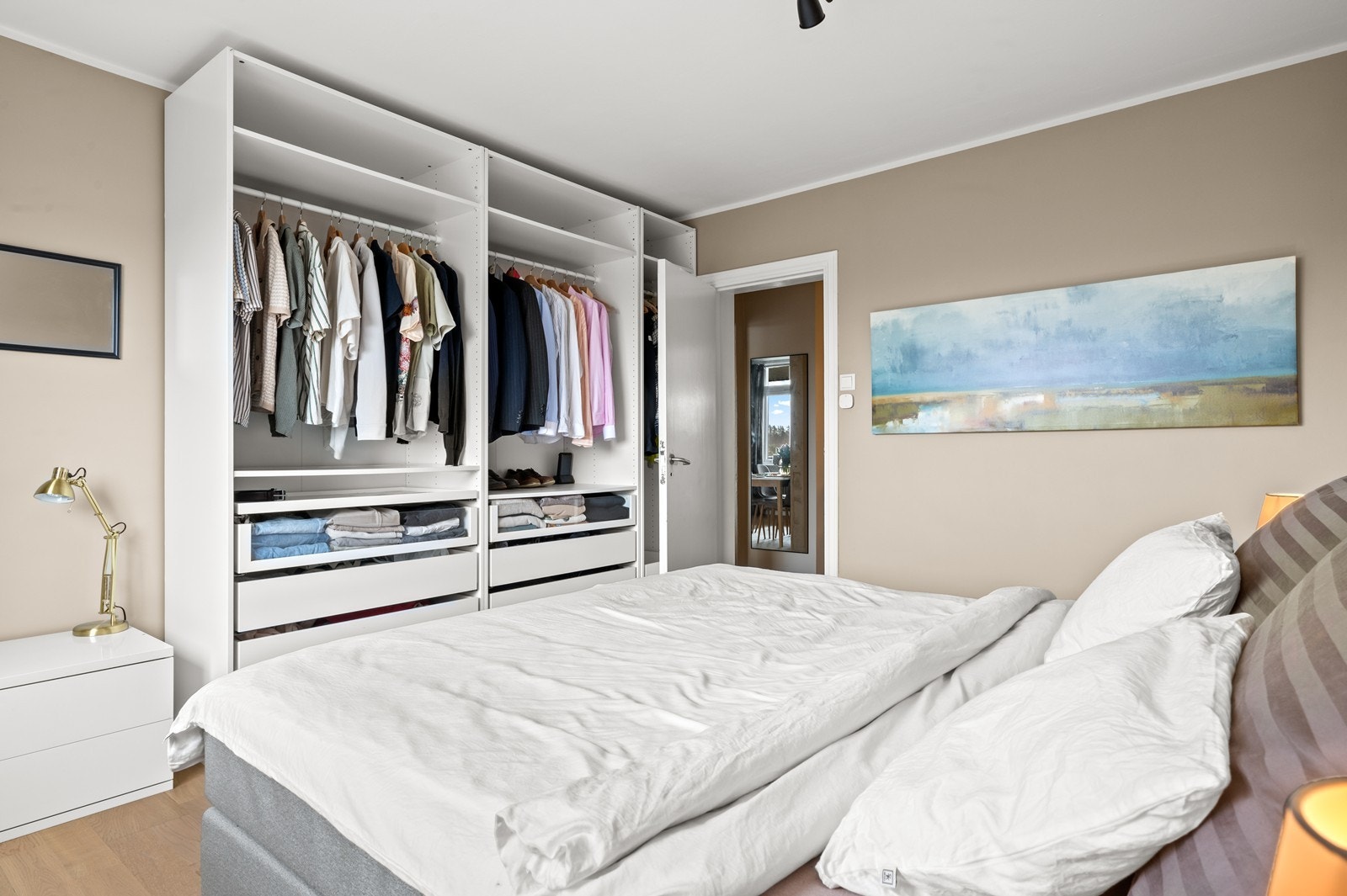 Rommet er utstyrt med en praktisk, åpen garderobeløsning. Galleribilde