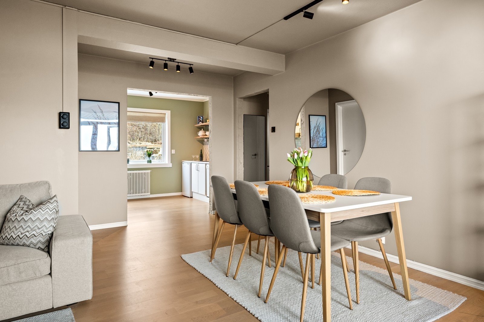 Fra stuen er det en åpen og praktisk overgang til kjøkkenet. Galleribilde