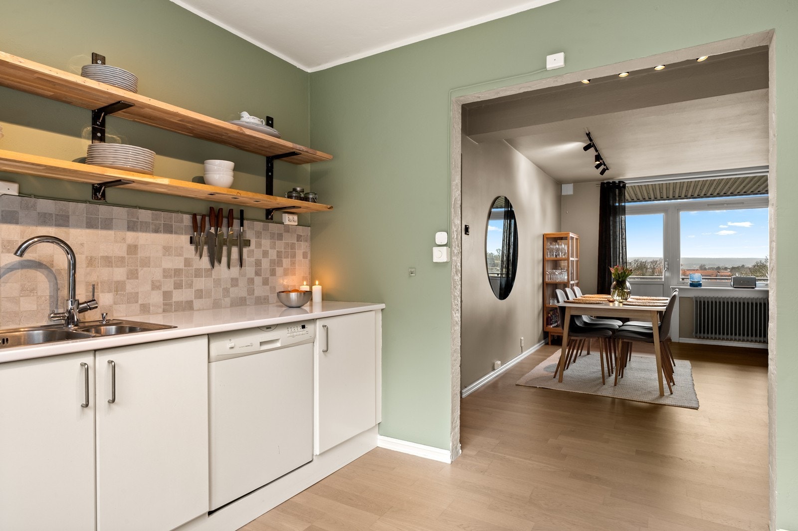 Innredningen har plass til frittstående oppvaskmaskin under benken, og det er god benkeplass. Galleribilde