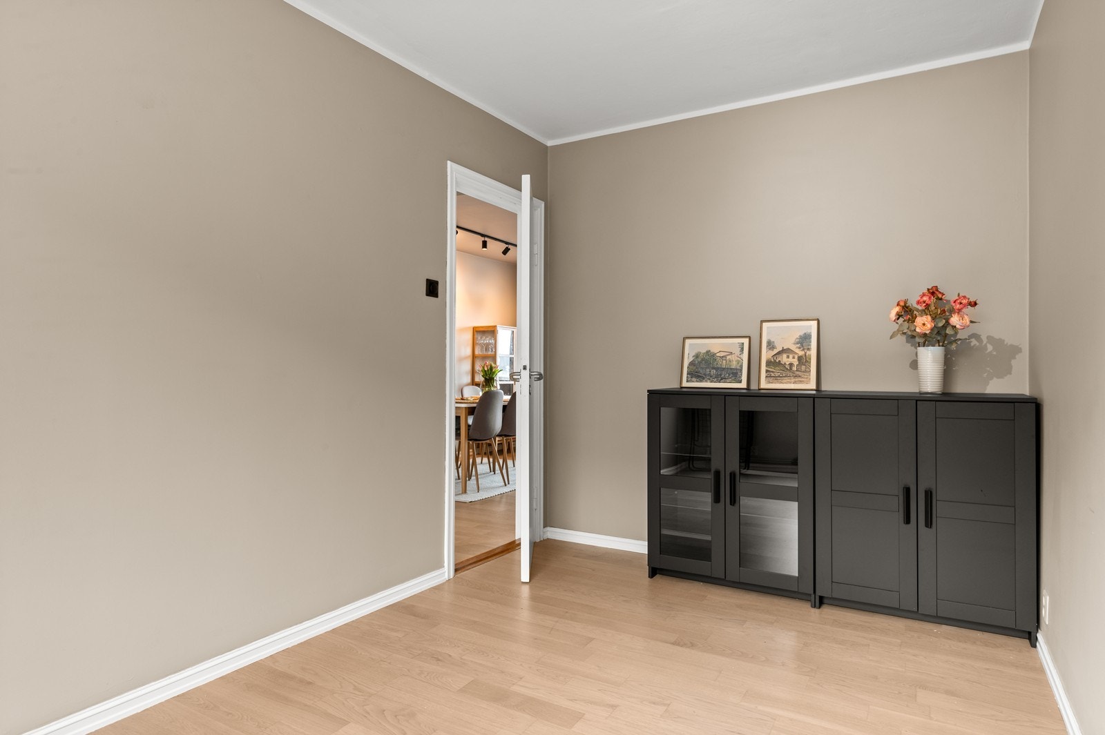 Innvendig har boligen malte glatte dører fra byggeåret. Galleribilde