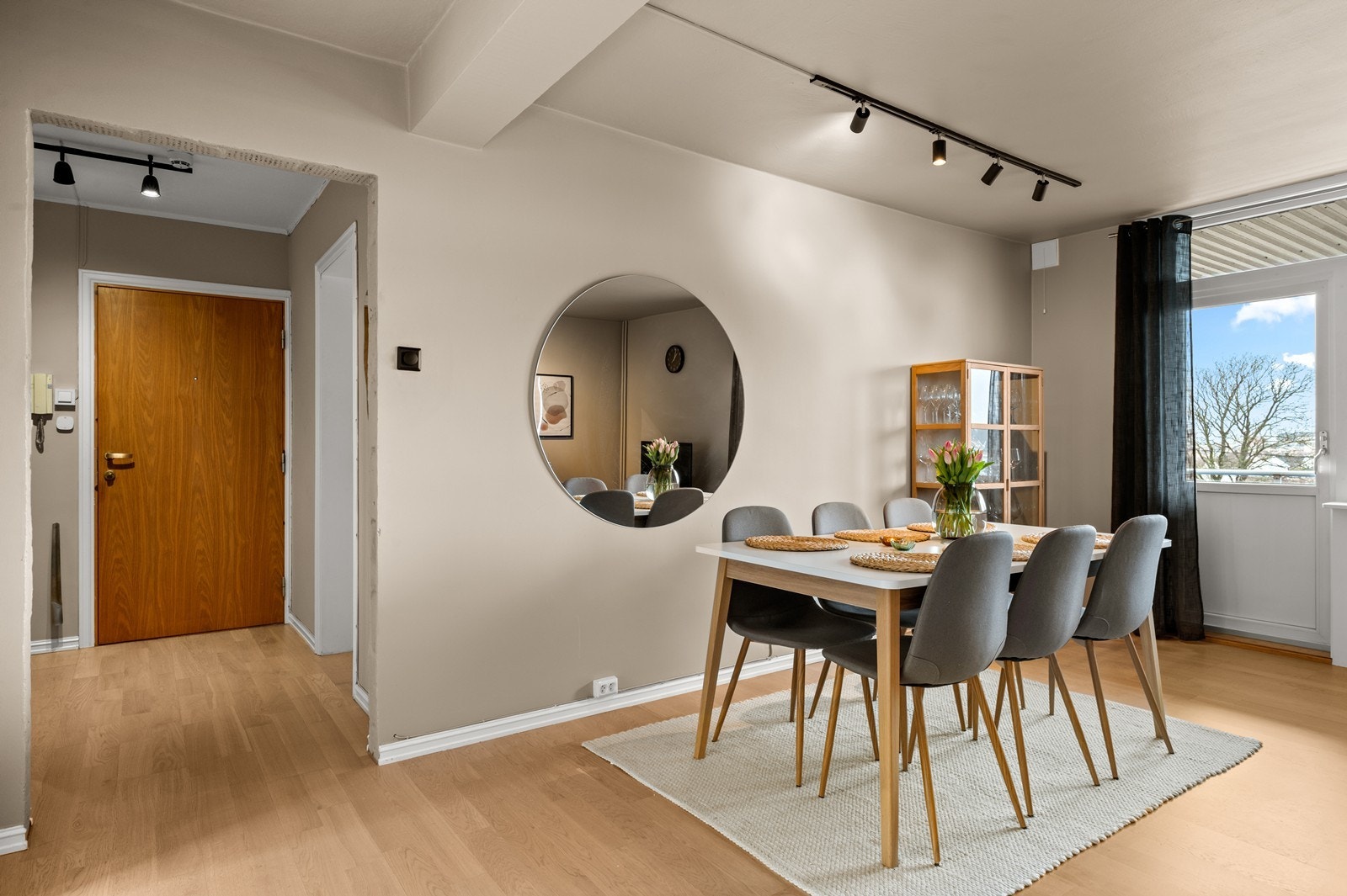 Den åpne løsningen gir en god flyt mellom leilighetens sosiale soner. Galleribilde