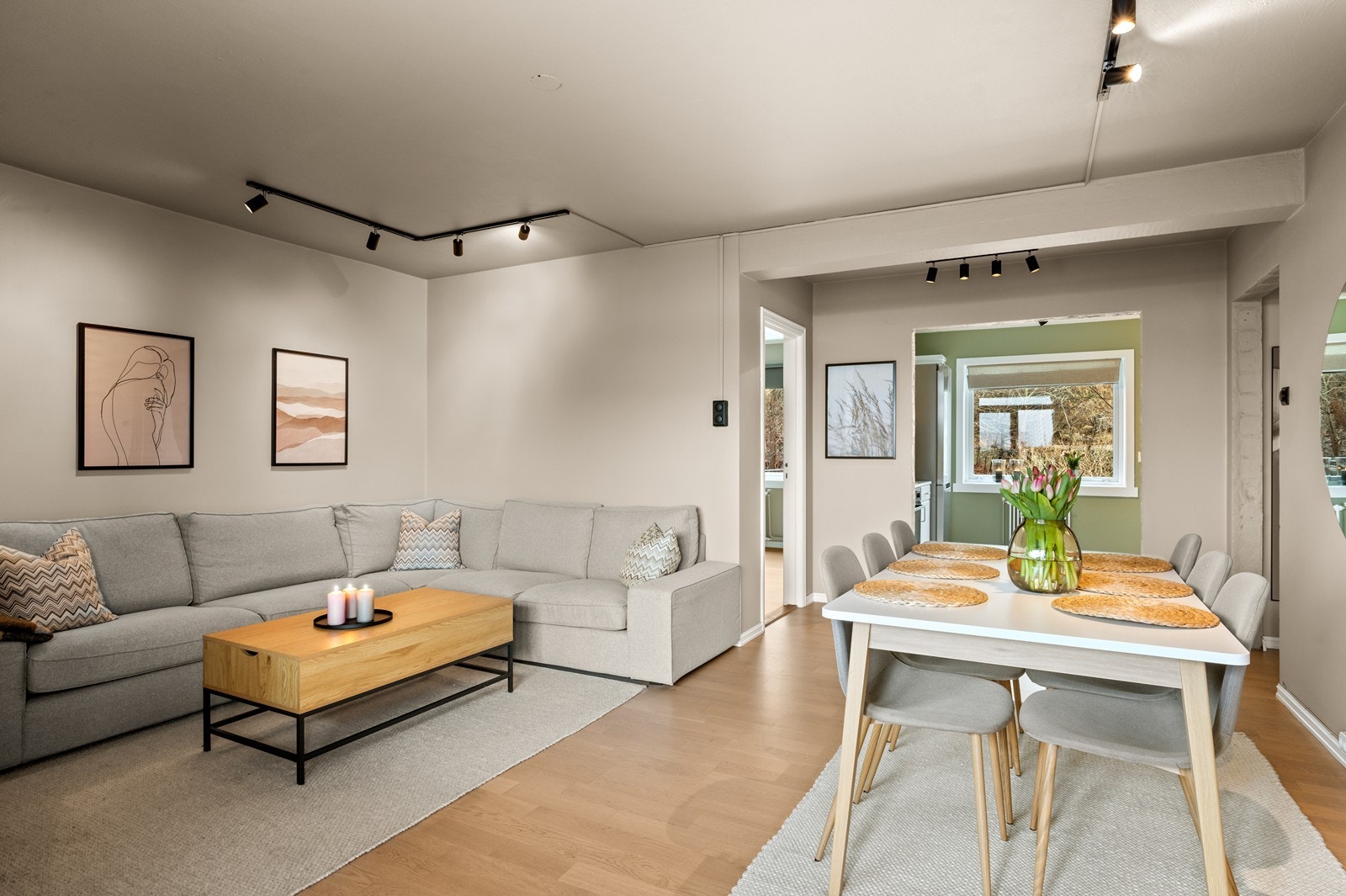 Stuen har parkett på gulvet og slette vegger som, i likhet med taket, ble malt i 2025. Galleribilde