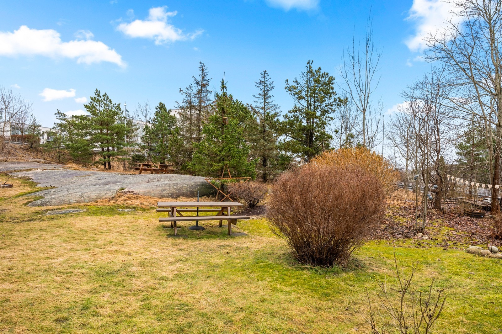 Borettslaget har hyggelige fellesarealer med gressplen og sittegrupper. Galleribilde