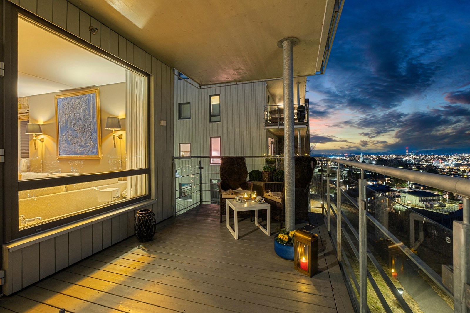 Her er det god plass til ønsket utemøblement. Galleribilde