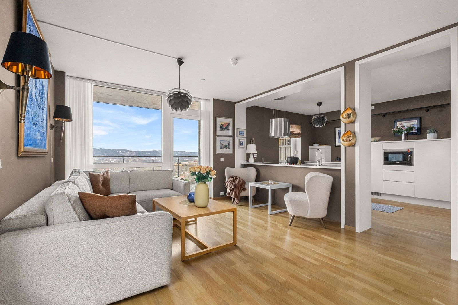 Fra stuen får man direkte tilgang til den herlige balkongen. Galleribilde