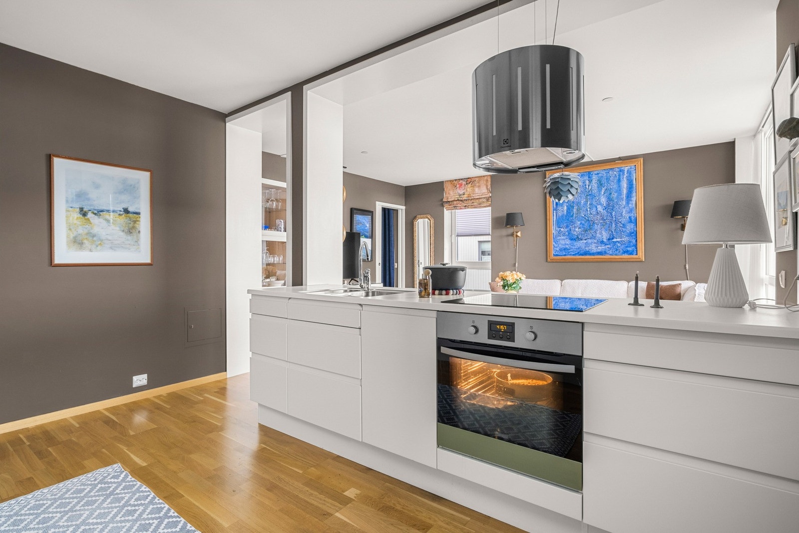 Integrerte hvitevarer består av kjøl-/fryseskap, oppvaskmaskin og koketopp. Galleribilde