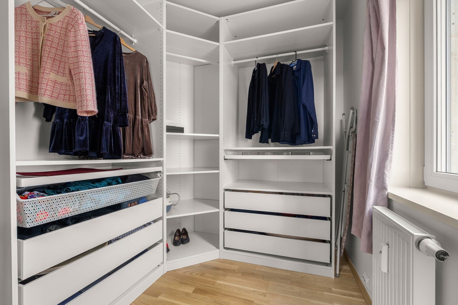 Soverommet er tilknyttet et omkledningsrom, noe som er meget verdsatt av dagens eier. Galleribilde