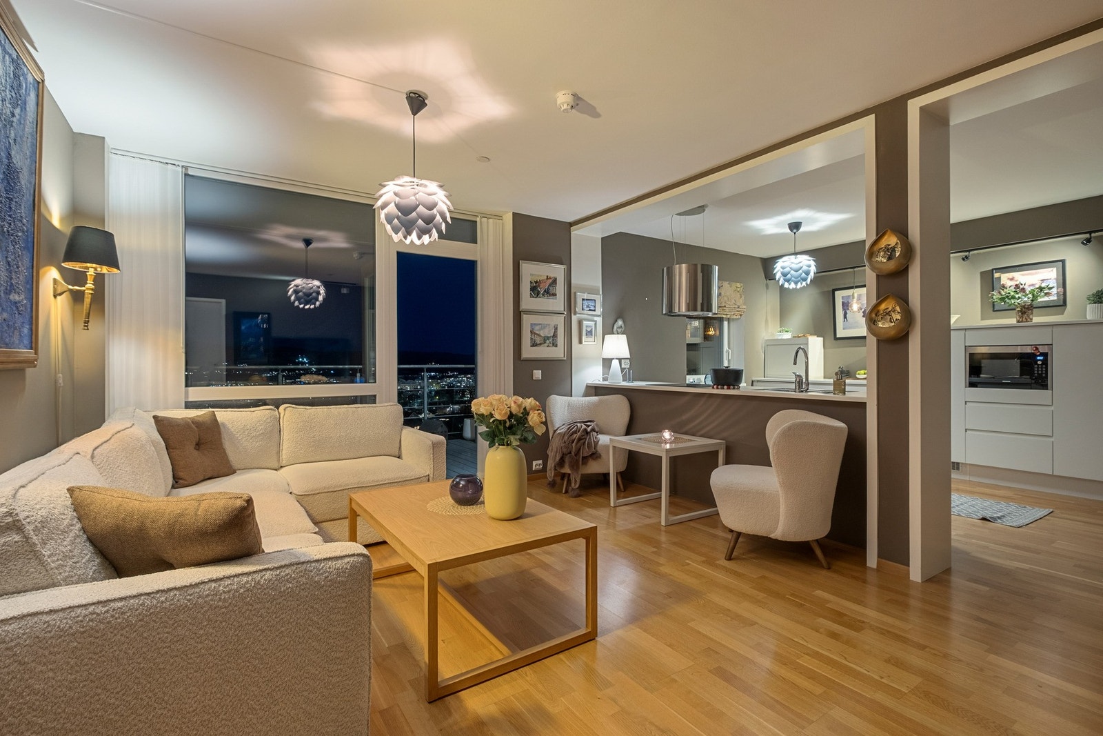 Åpen stue/kjøkken løsning som gir rommet en luftig atmosfære. Galleribilde