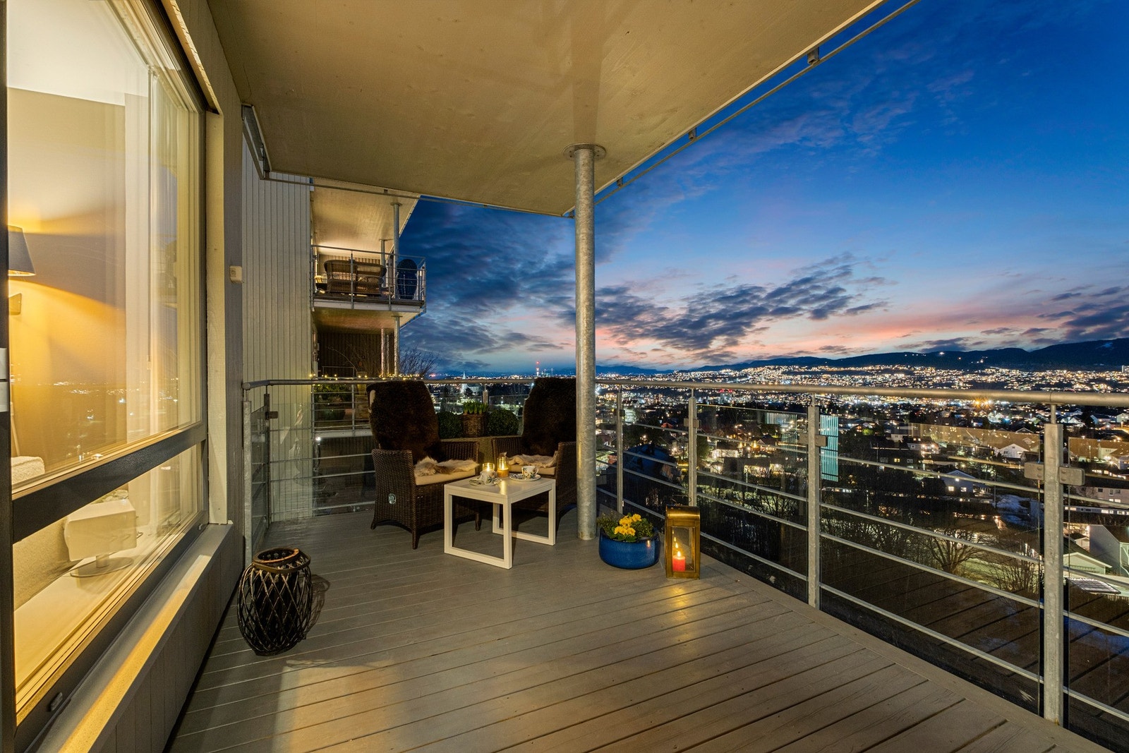 Leiligheten har en stor balkong som er på hele 22 kvm. Galleribilde