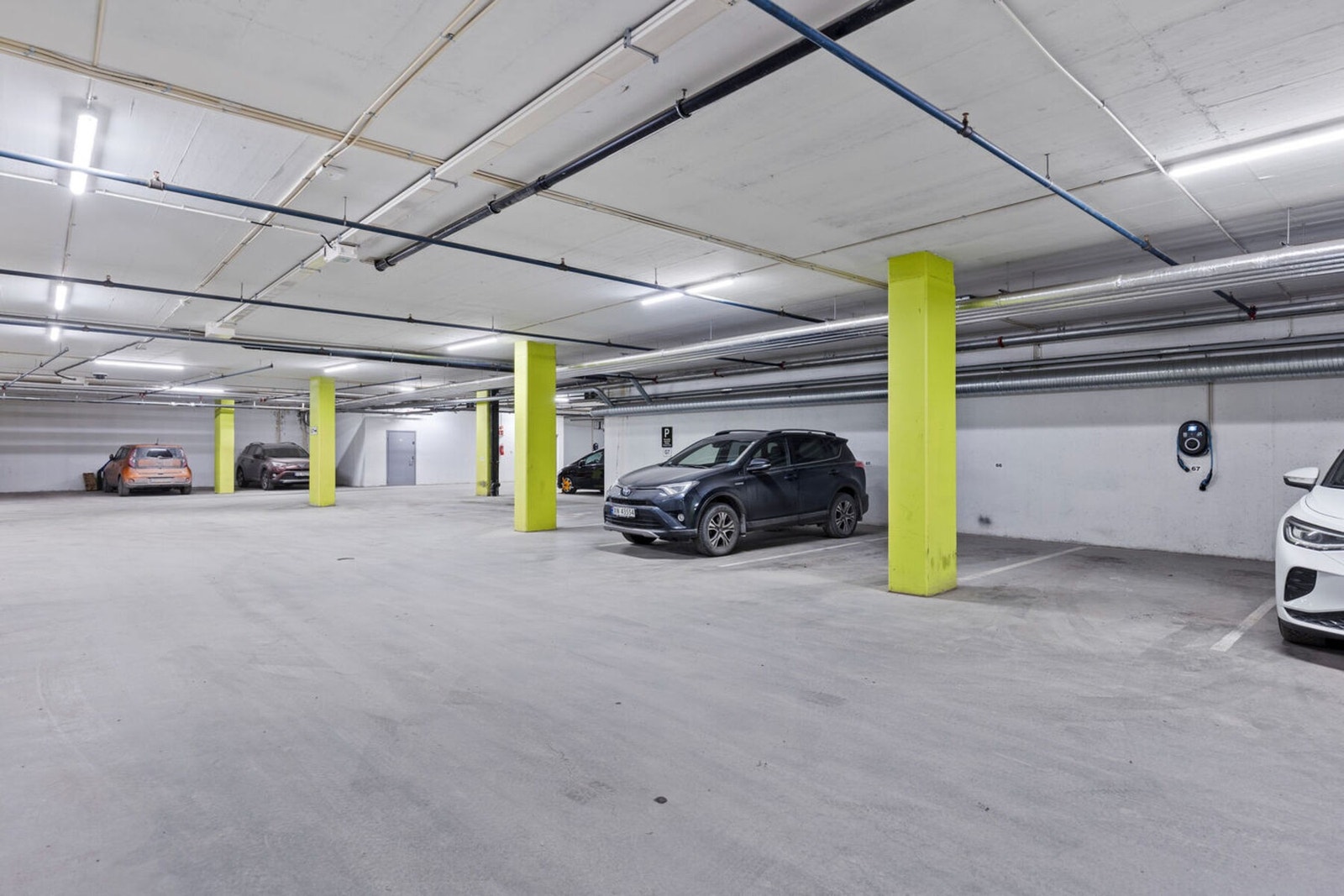 Det er p-plass i felles parkeringskjeller. Galleribilde