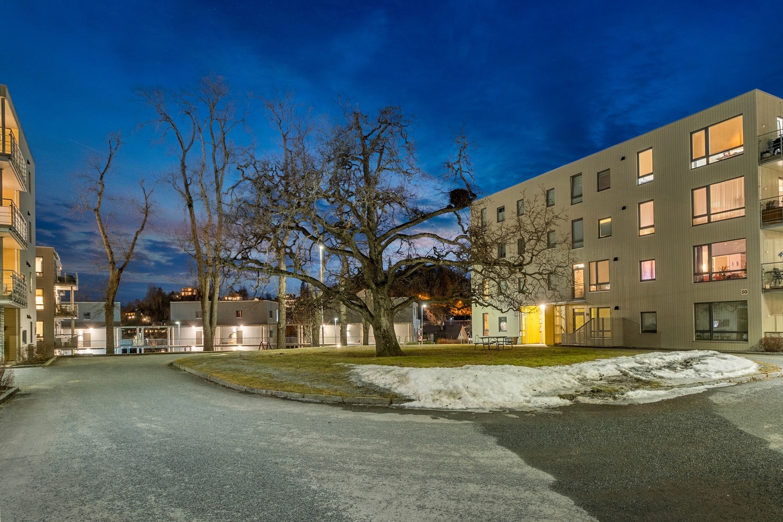 Leiligheten har etterspurt beliggenhet på Munkvoll Gård. Et attraktivt sameie høyt på Byåsen med kort vei til Bymarka og gode kollektivforbindelser til sentrum. Galleribilde