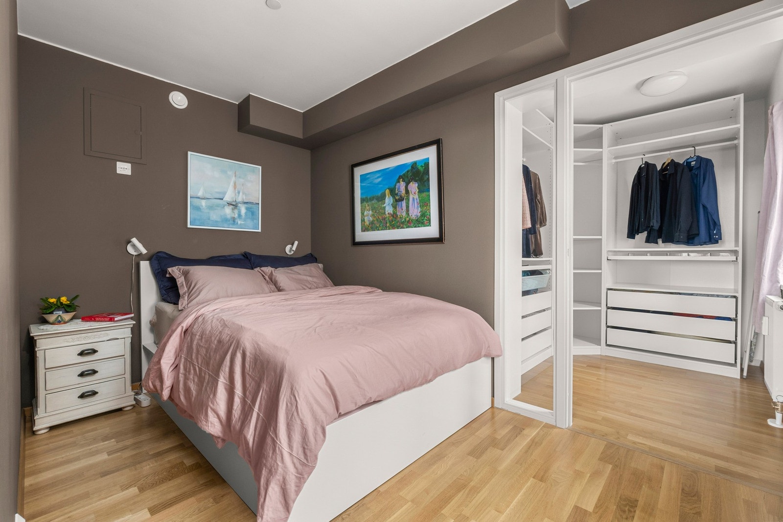 Romslig soverom på 8 kvm. Galleribilde