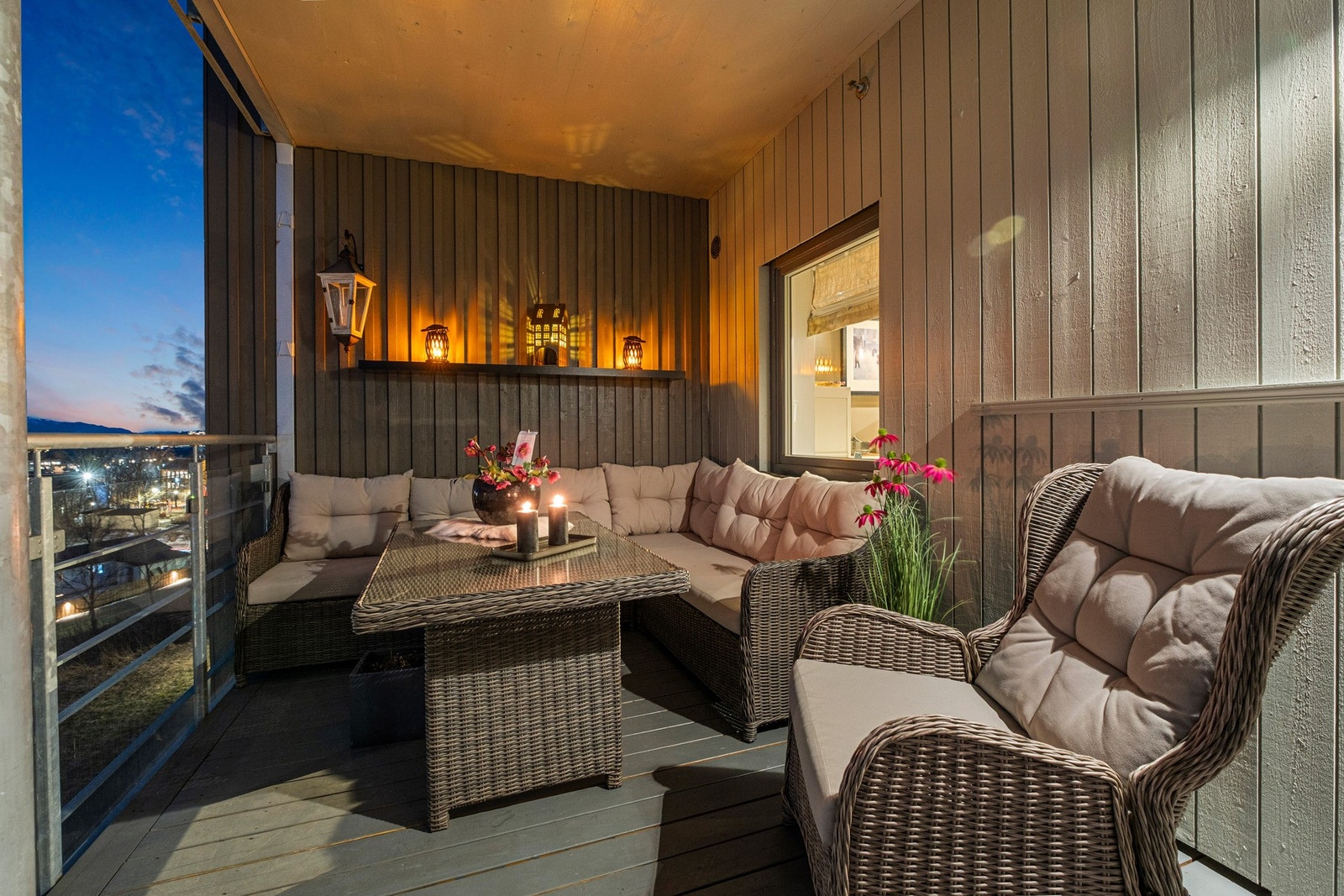 Balkongen har takoverbygg som gjør at den kan benyttes store deler av året. Galleribilde