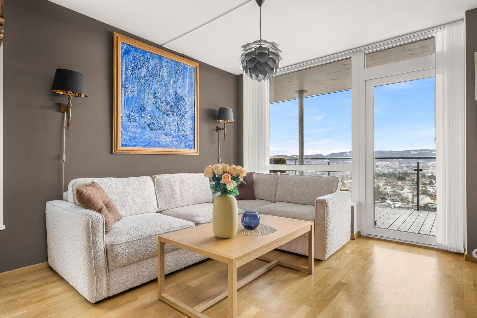 Stor stue på 18 kvm. med panoramavinduer ut mot balkongen. Galleribilde