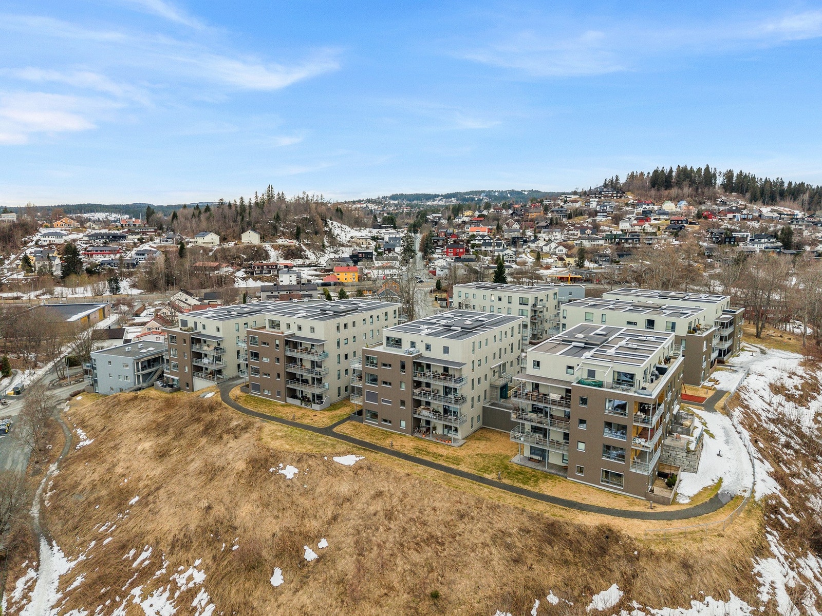 Det medfølger også en parkeringsplass i felles, oppvarmet parkeringskjeller. Galleribilde