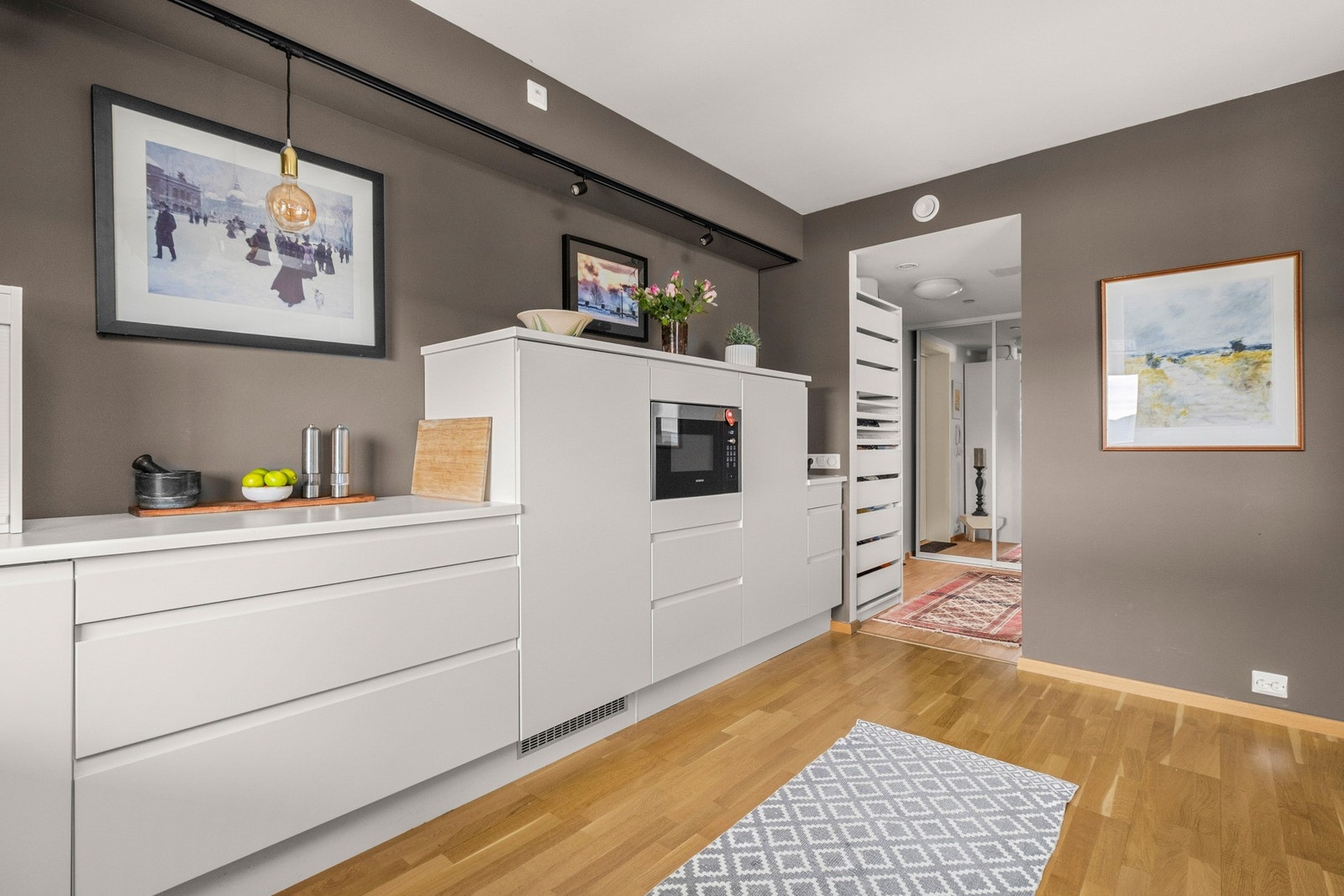 Kjøkkenet er på 13 kvm. hvor det er plass for spisebord med stoler i enden. Galleribilde