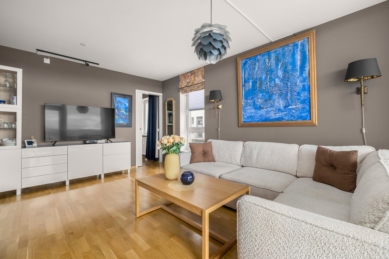 Stuen er malt i duse og delikate farger som skaper en god atmosfære. Galleribilde