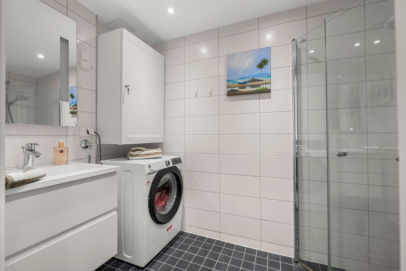 Lyst og fint flislagt bad på 4 kvm. Galleribilde