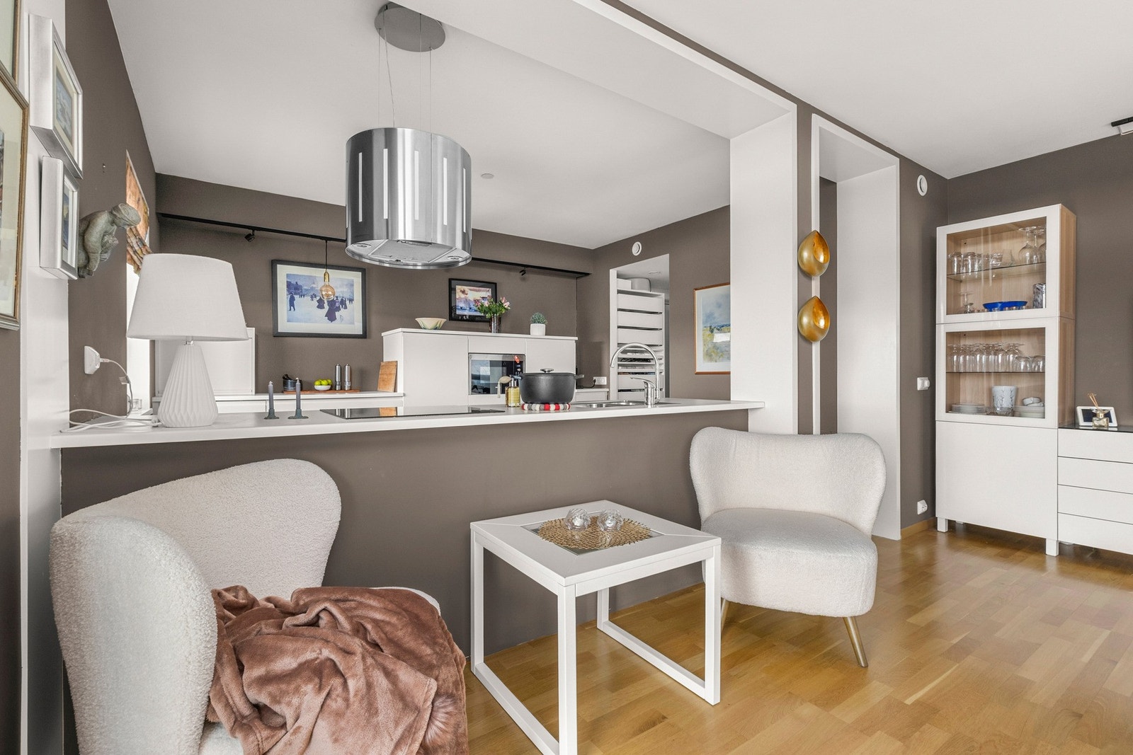 Mot kjøkkenet er det etablert en kjøkkenøy som gjør at man har god kontakt med rommene. Galleribilde