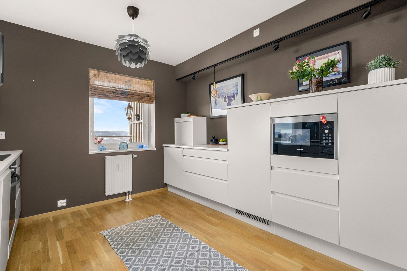 Romslig og funksjonelt kjøkken med god benk- og skapplass. Galleribilde