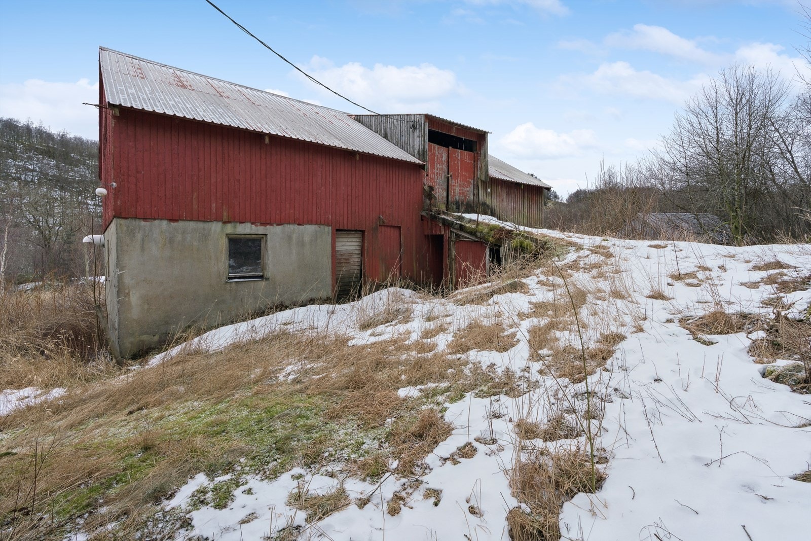 Gården består bla av ett hus og driftsbygning. Galleribilde