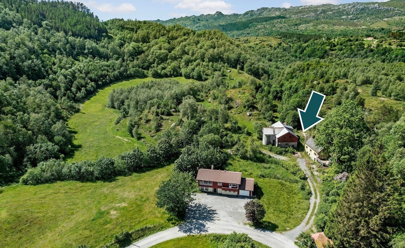 Eldre gårdsbruk i naturskjønne og landlige omgivelser. Galleribilde