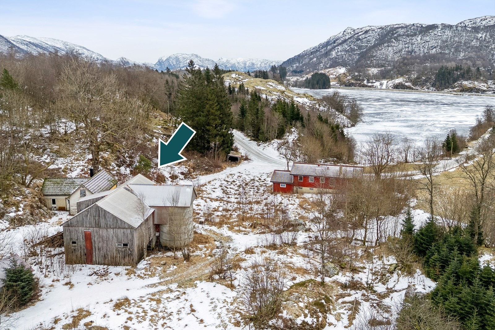 Gårdsbruk med våningshus og driftsbygning. Galleribilde