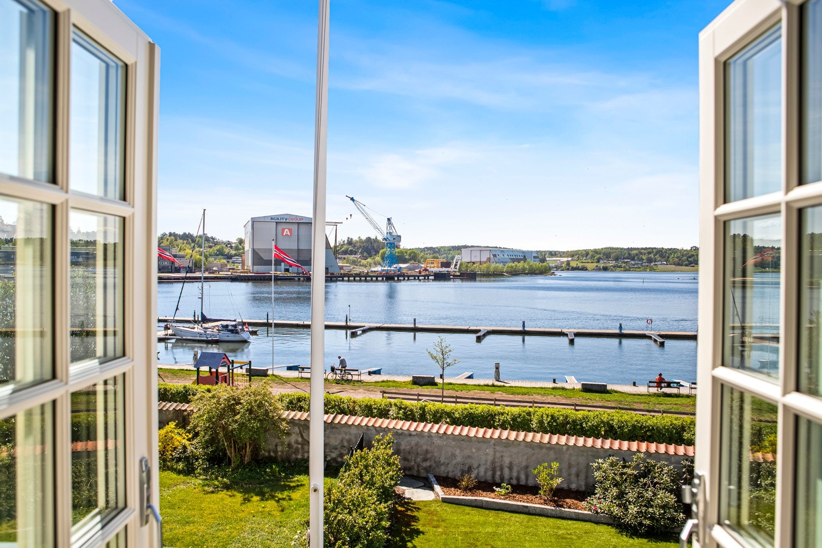 Eiendomsmegler Jens Roland Pettersen i Bakke Sørvik &Partners, har gleden av å presentere denne stilfulle og herskapelige halvpart av tomannsbolig i vakre Nordbyen! Galleribilde