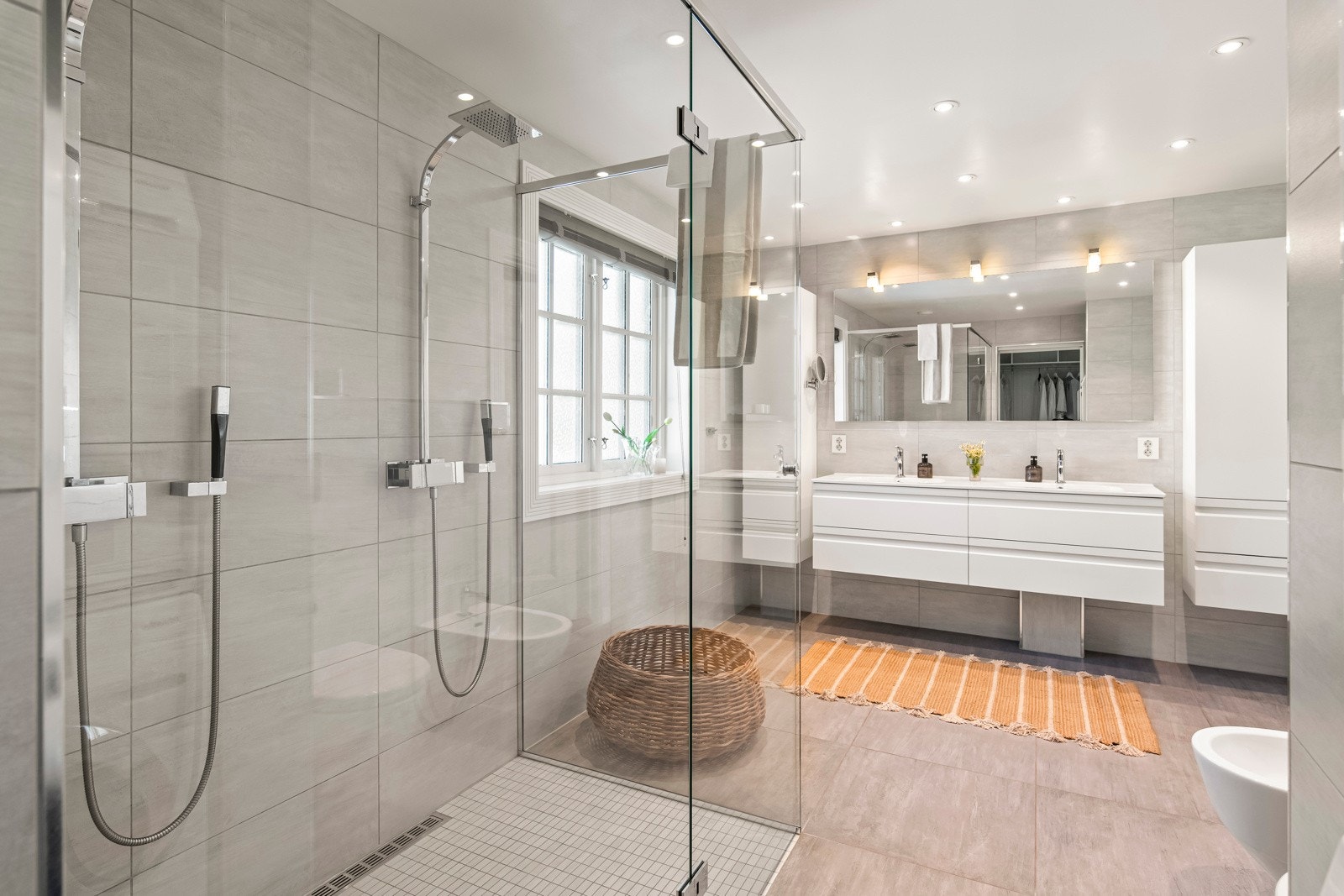 Det store badet i andre etasje er et ekte spa hjemme, med delikate fargevalg og eksklusive løsninger som inviterer til egentid og avslapning. Galleribilde