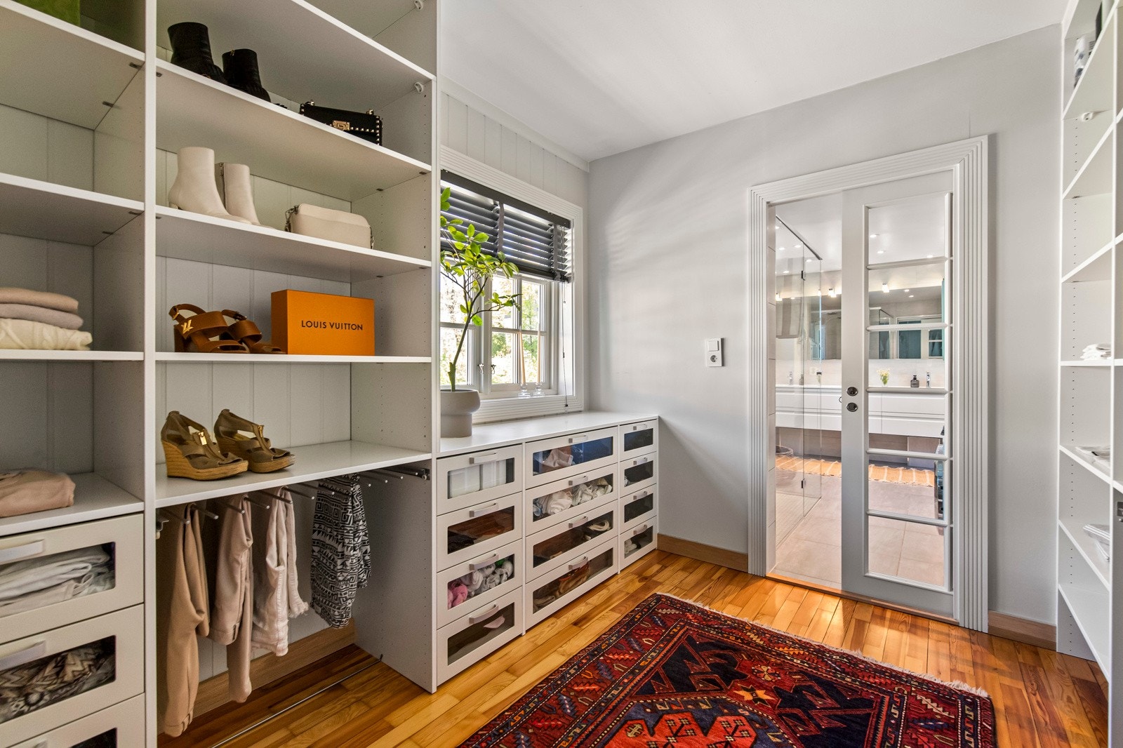 I tilknytning til badet i andre etasje finner du et stort, innredet walk-in closet. Dette er et hjem hvor komfort og stil går hånd i hånd, og hvor hver eneste detalj er nøye gjennomtenkt for å gi deg det beste av hjemmekos og luksus! Galleribilde