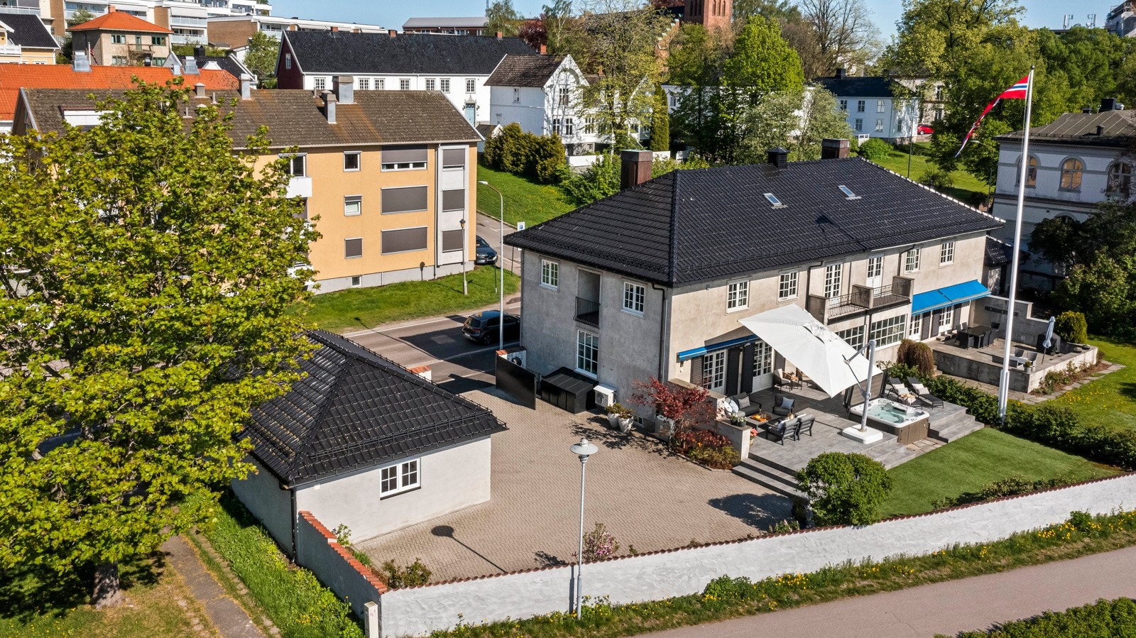 Eiendommen er en herskapelig perle som ble oppført i 1948, og jevnlig vedlikehold har gjort at bygningen fremdeles fremstår i sin fordums prakt ved foten av Slottsfjellet. Galleribilde