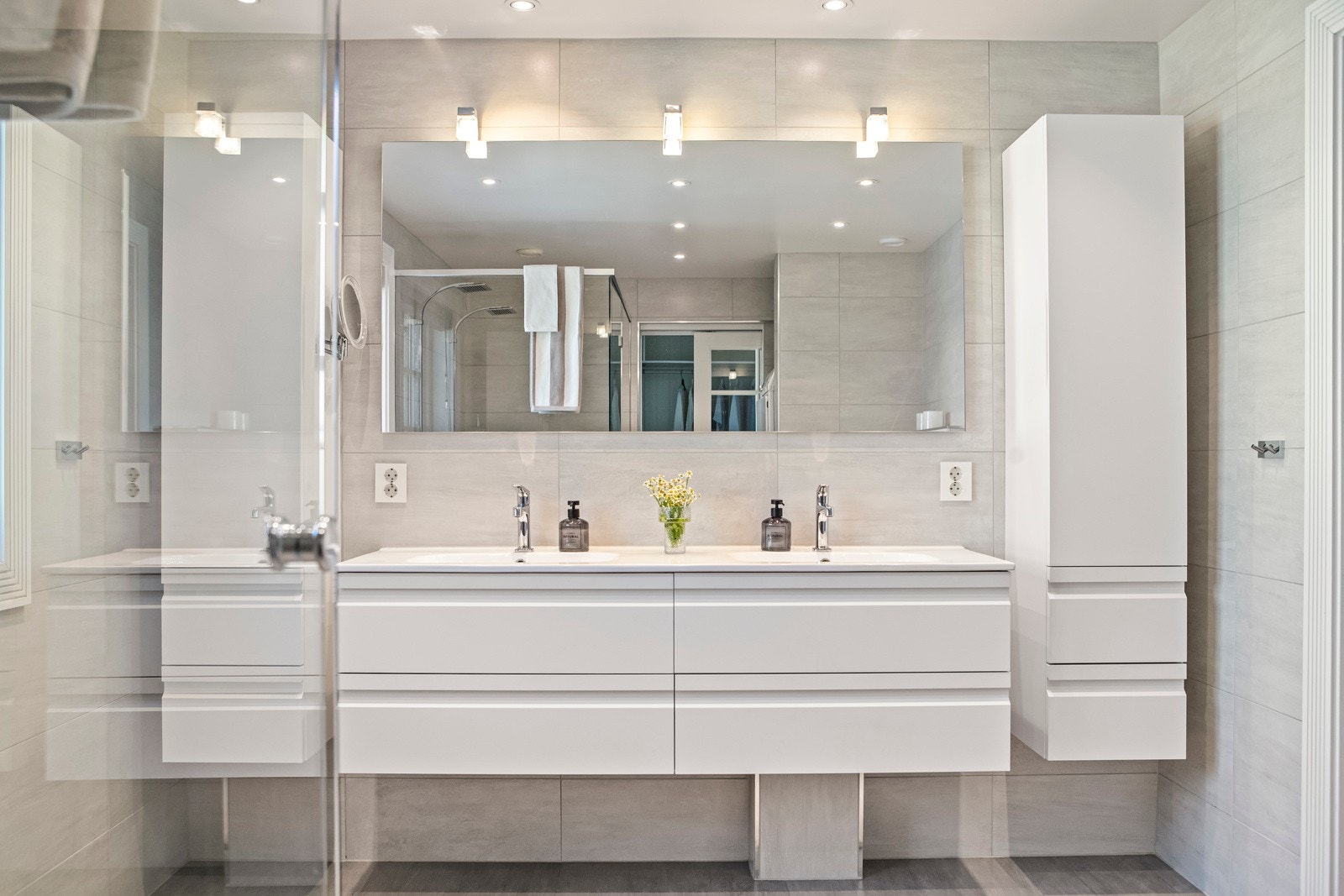 Lyse fliser på veggene, sandfargede fliser på gulvet med behagelig gulvvarme, og stilige downlights i himlingen. Galleribilde