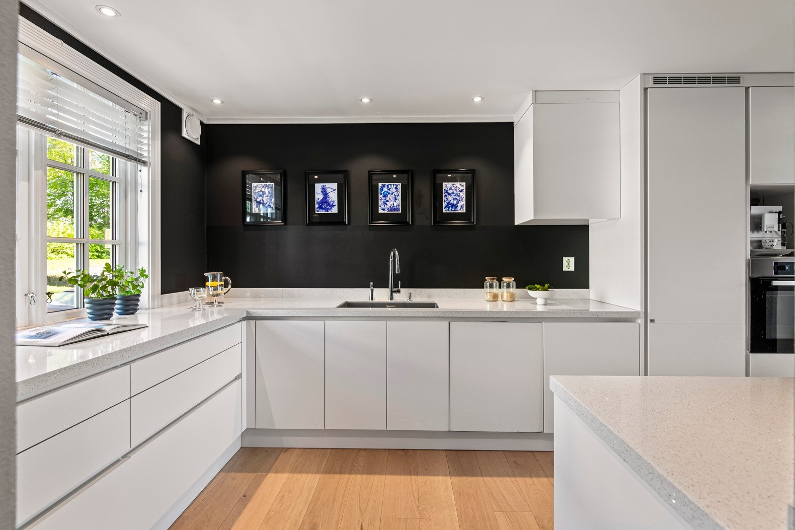 Fullstendig renovert i 2015, har dette kjøkkenet et smakfullt og moderne design med rene linjer, rause benkeflater og rikelig oppbevaringsplass. Galleribilde