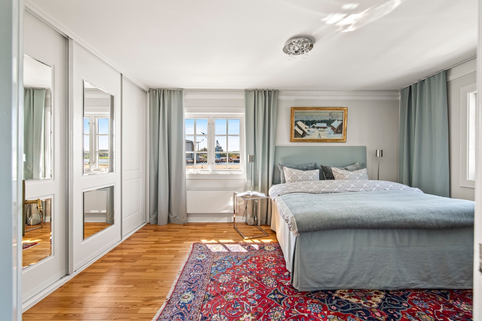 Soverommene i andre etasje er malt i delikate, duse farger som harmonerer nydelig med de gylne parkettgulvene. Store sprossevinduer slipper inn rikelig med naturlig lys, noe som skaper en lys og innbydende atmosfære. Galleribilde