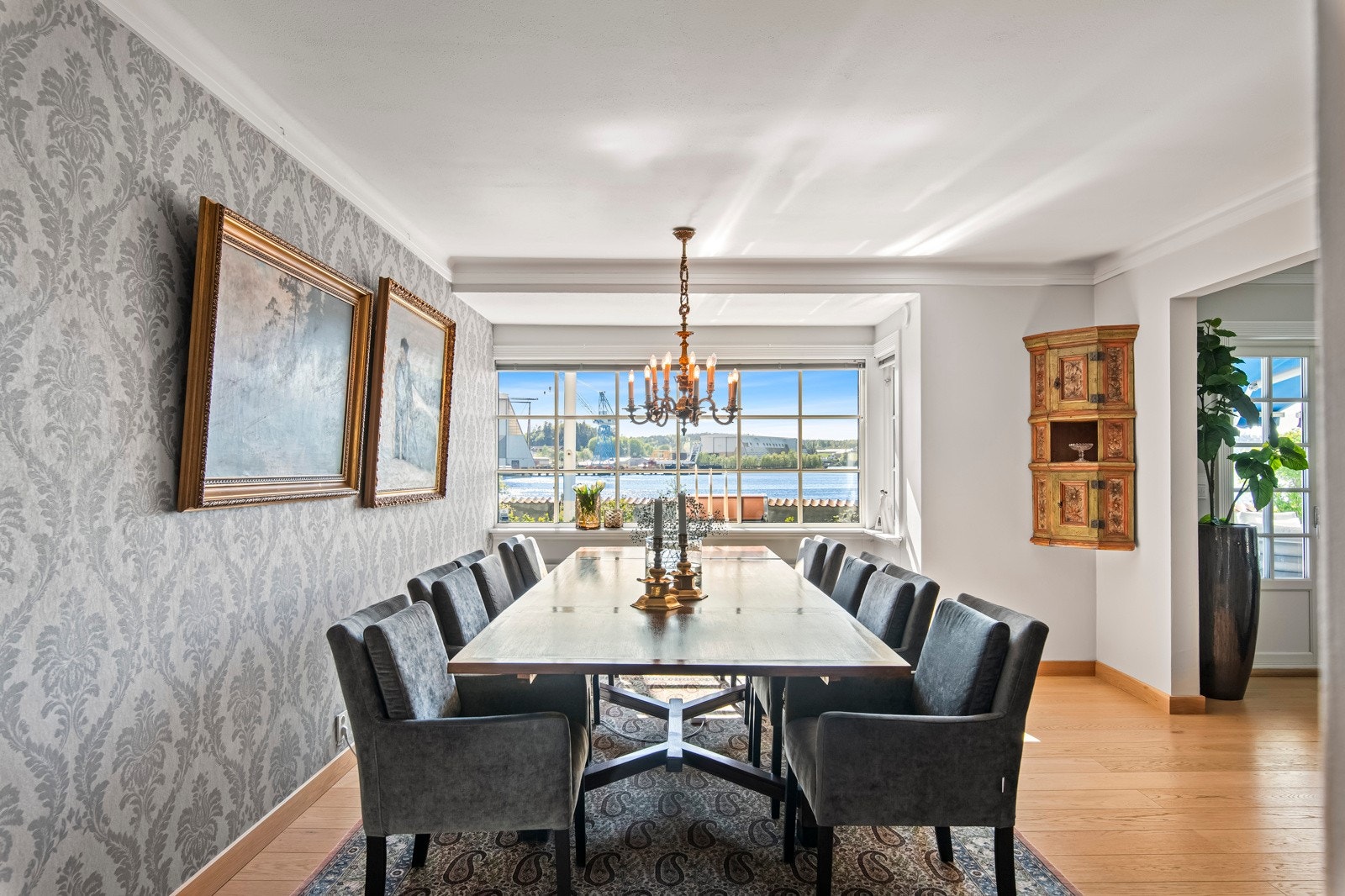 I en spisestuedel kan du samle familie og venner til hyggelige måltider rundt et langbord. Galleribilde